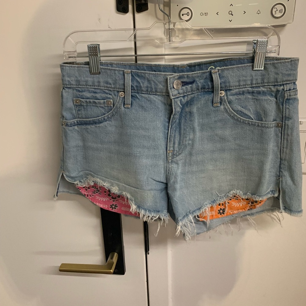 Light denim gap shorts with colored pockets size 26